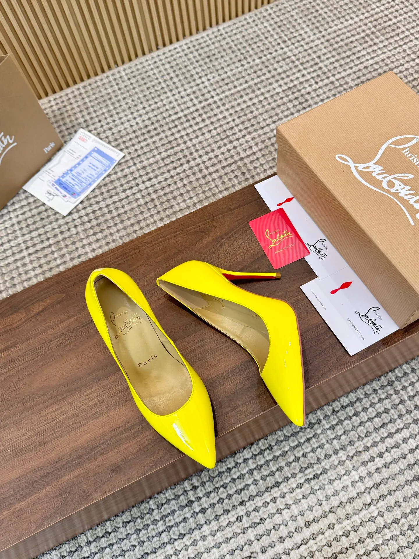 👟👟Ex-factory price 440👟👟 Genuine leather sole +40 Year-round shipment💝Christian Louboutin CL👠 Classic "💎Cow Patent Leather💎Series" noble and luxurious, real blingbling✨ Real materials, all customized by the pattern maker, and the materials are made of original customized materials, achieving the taste of the original 6 color options💍 Upper: Imported 👉Cow patent leather💪 Lining: Sheepskin foot pad/lining Size: 34-40.41.42 Heel height: 10.5cm and 8.5cm two options Leather sole Rubber sole